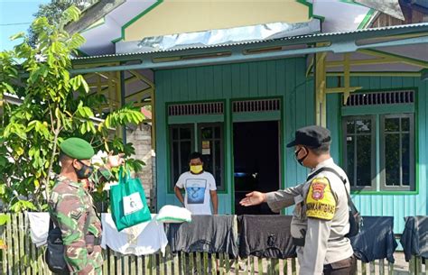 Kodim 1014/Pbn Bagi Nasi Kotak kepada Masyarakat .